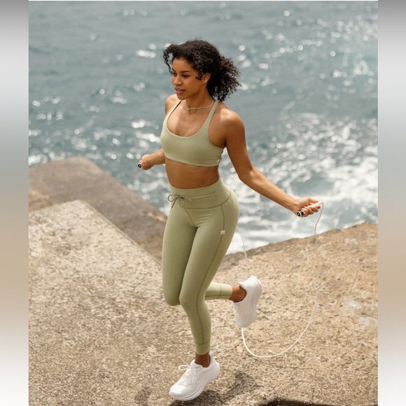 Vuori • Daily Leggings in Sprout - Picture 6 of 9